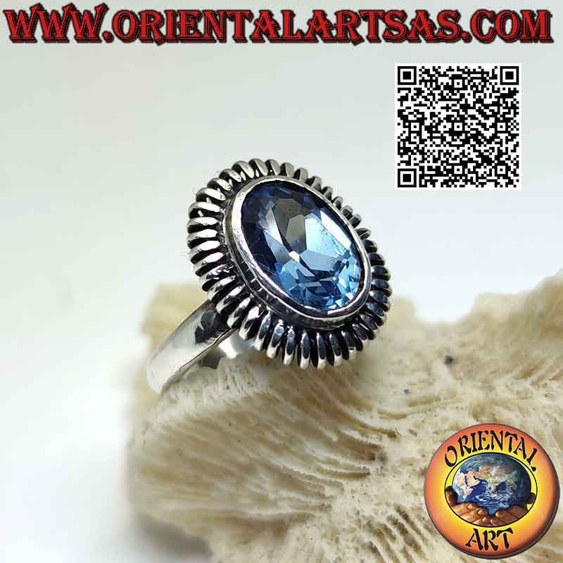 Anello in argento con topazio azzurro ovale contornato da molla liscia