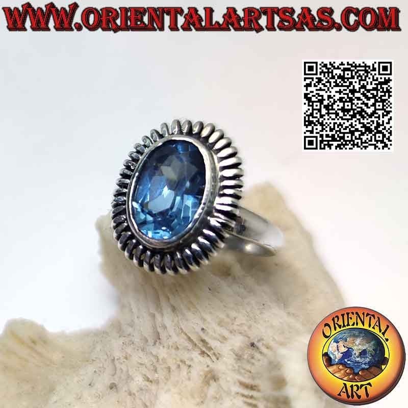 Bague en argent avec topaze bleue ovale entourée d'un ressort lisse