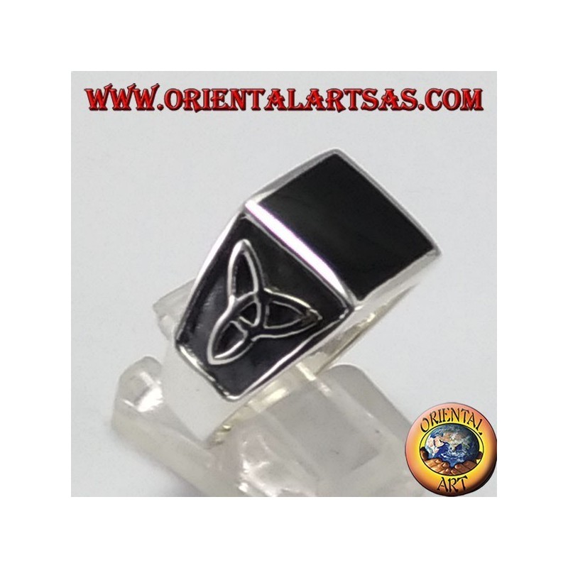 Anillo de plata con ónix cuadrado y el nodo tyrone