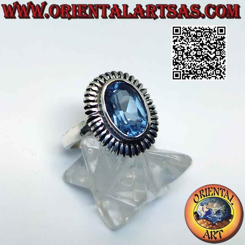 Bague en argent avec topaze bleue ovale entourée d'un ressort lisse