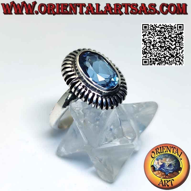 Anello in argento con topazio azzurro ovale contornato da molla liscia
