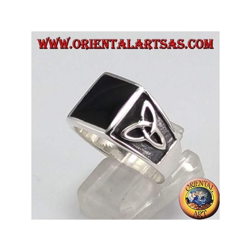 Bague en argent avec onyx carré et le noeud de tyrone