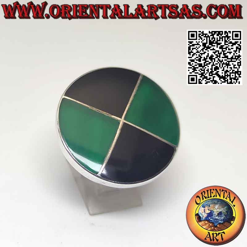 Anello in argento a scudo tondo diviso in 4 fette di agata verde e onice alternate