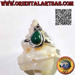 Bague en argent avec cabochon goutte malachite, bord lisse et couronne de lys