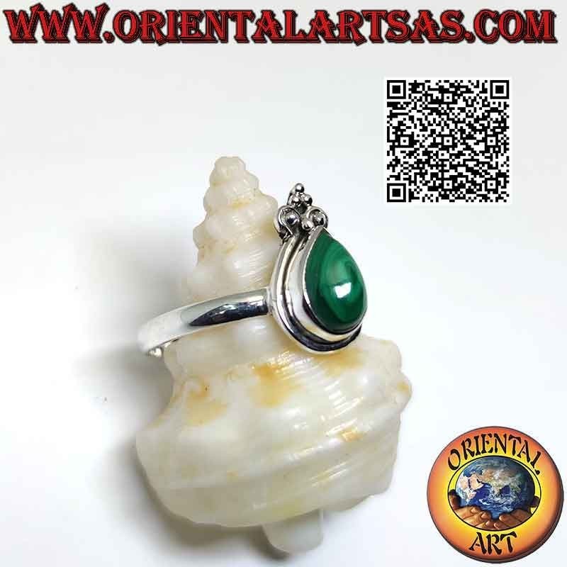 Anello in argento con malachite a goccia cabochon, bordo liscio e giglio a corona
