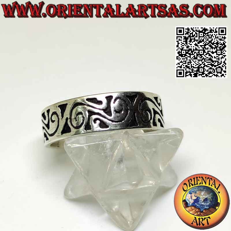 Anello in argento a fascia larga da 7 mm. con spirali folkoristiche incise