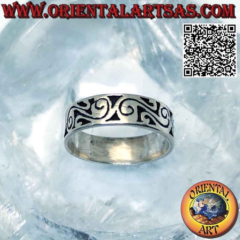 Anillo de plata con banda de 7 mm de ancho. con espirales folclóricas grabadas