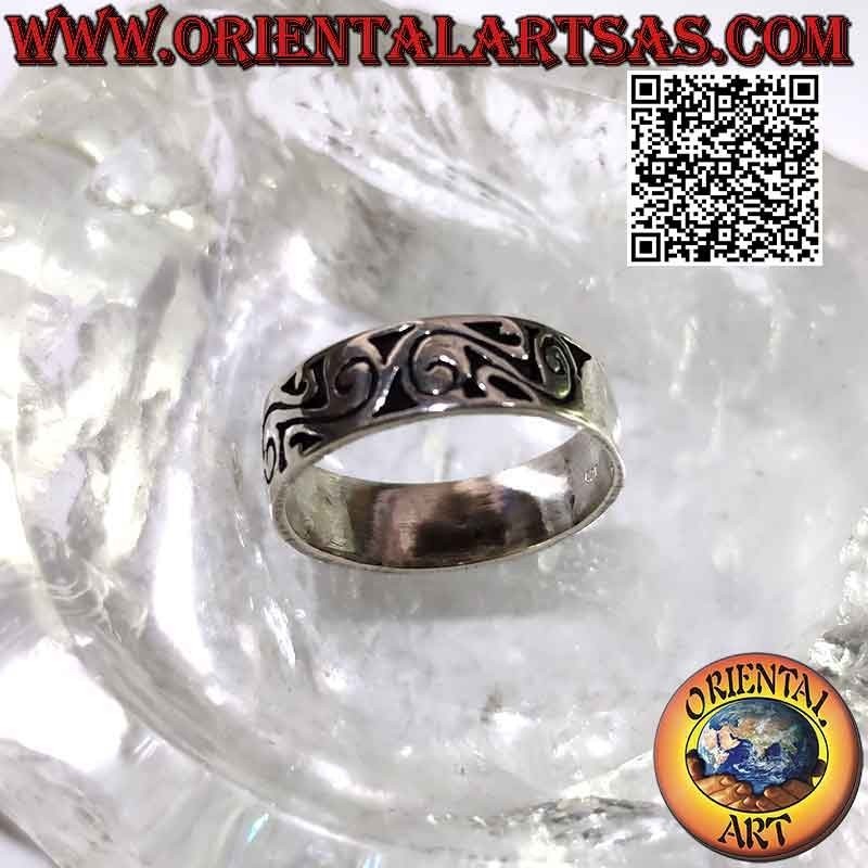Bague en argent avec bande de 7 mm de large. avec spirales folkloriques gravées