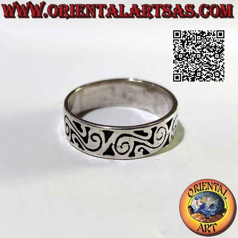 Bague en argent avec bande de 7 mm de large. avec spirales folkloriques gravées