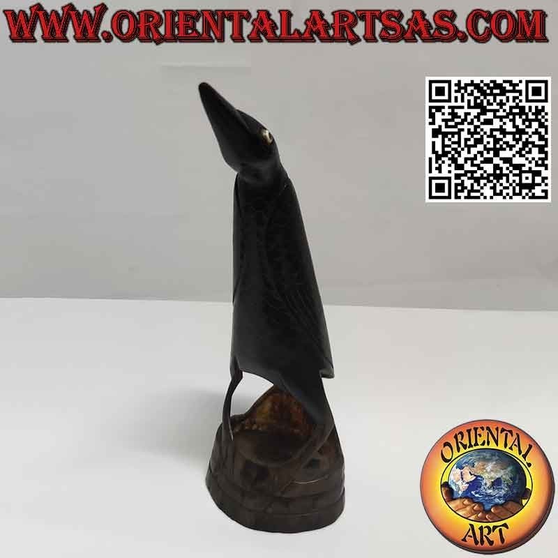 Corvo scolpito su un corno di bufalo fatto a mano (23 cm)