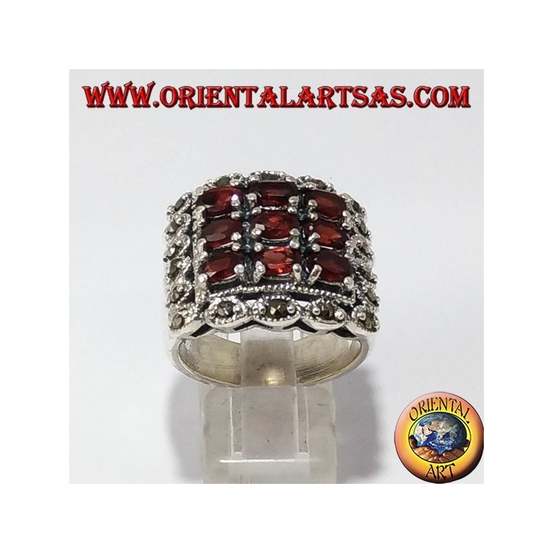 Anillo de plata, con 9 granates naturales ovalada y marcasita