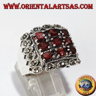 Anillo de plata, con 9 granates naturales ovalada y marcasita