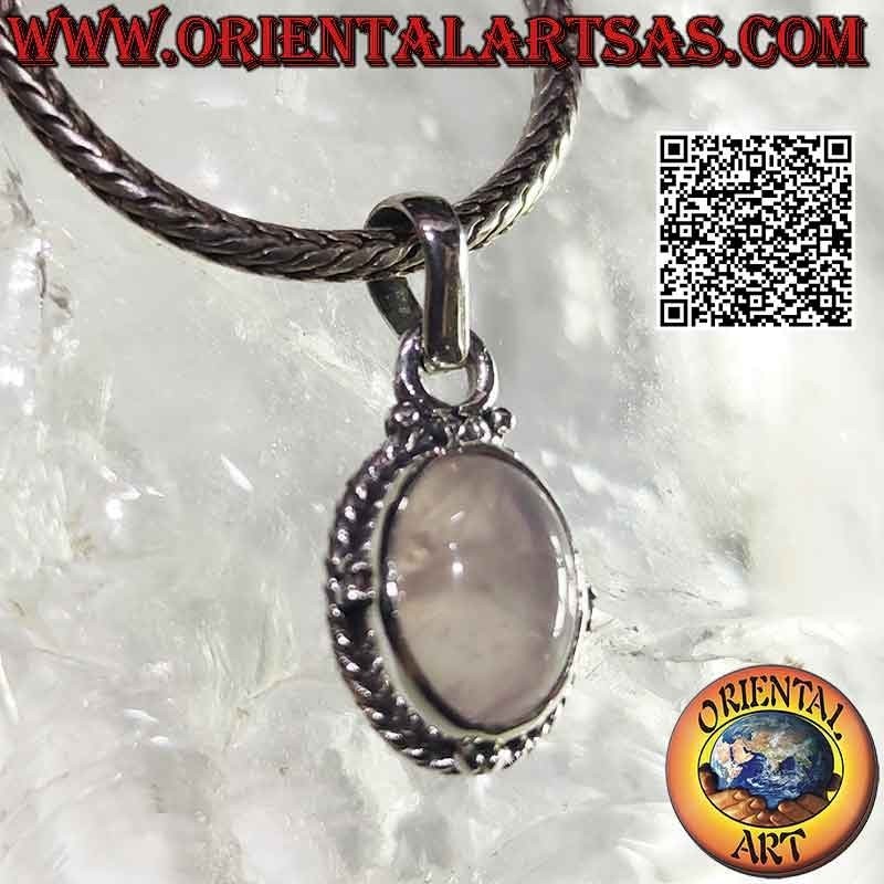 Colgante de plata con cabujón ovalado de cuarzo rosa rodeado de entrelazado y bola en los puntos cardinales
