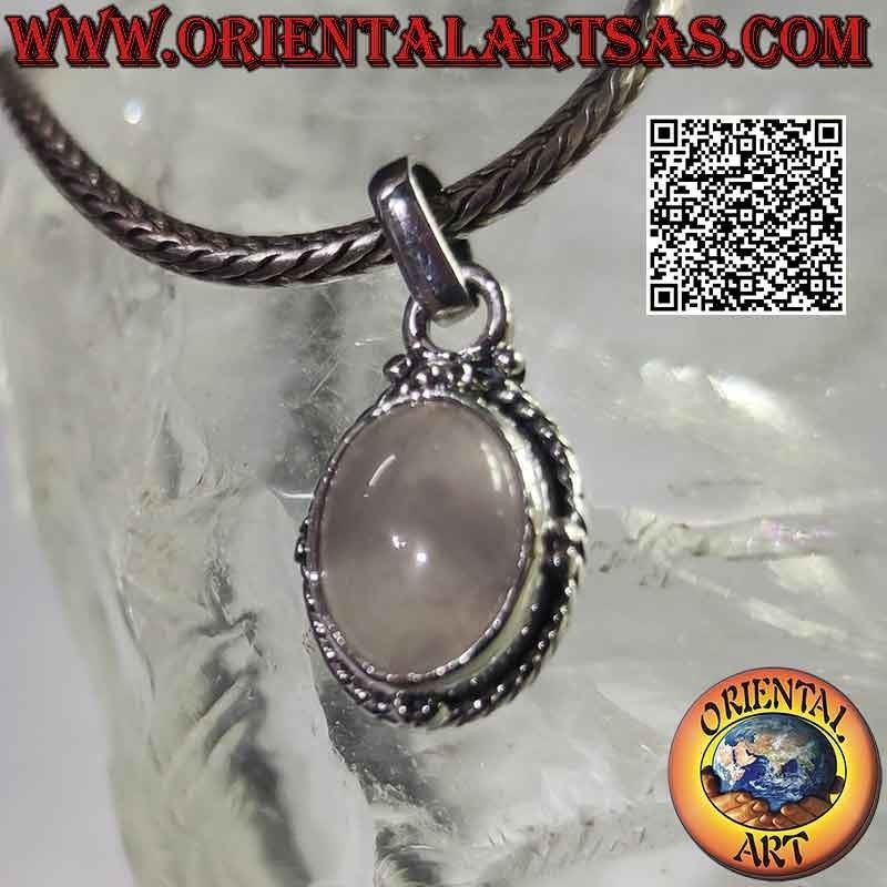 Colgante de plata con cabujón ovalado de cuarzo rosa rodeado de entrelazado y bola en los puntos cardinales