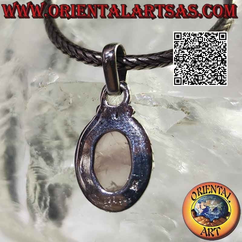 Colgante de plata con cabujón ovalado de cuarzo rosa rodeado de entrelazado y bola en los puntos cardinales