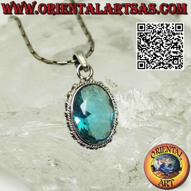 Colgante de plata con topacio azul oval facetado rodeado de bolitas