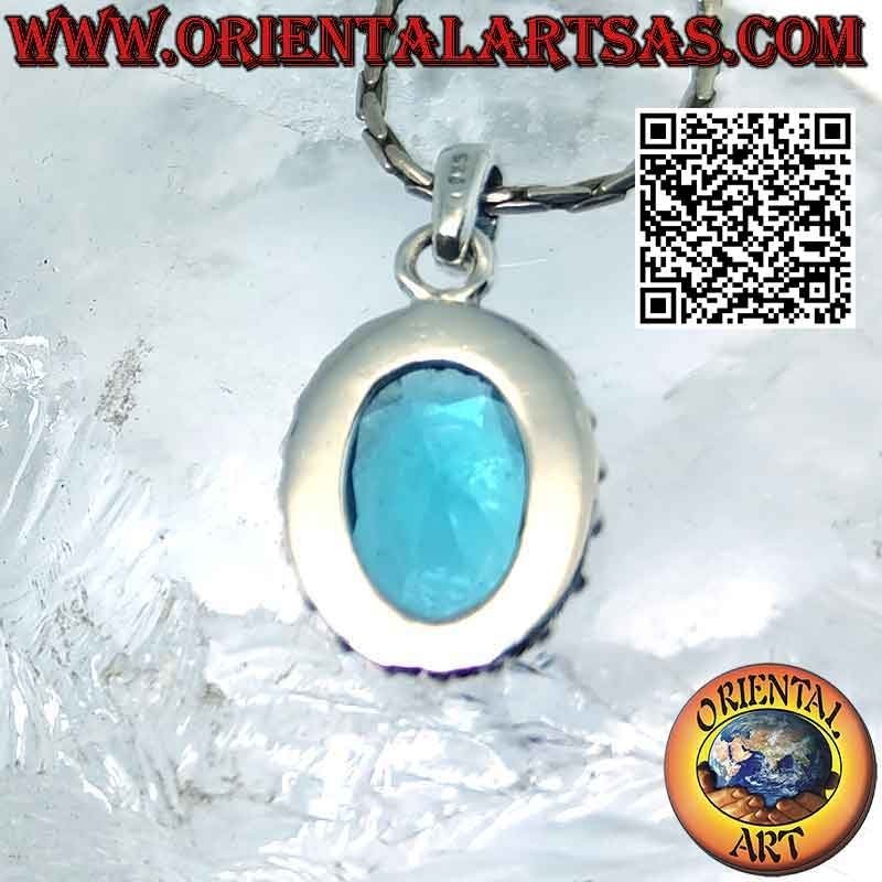 Colgante de plata con topacio azul oval facetado rodeado de bolitas