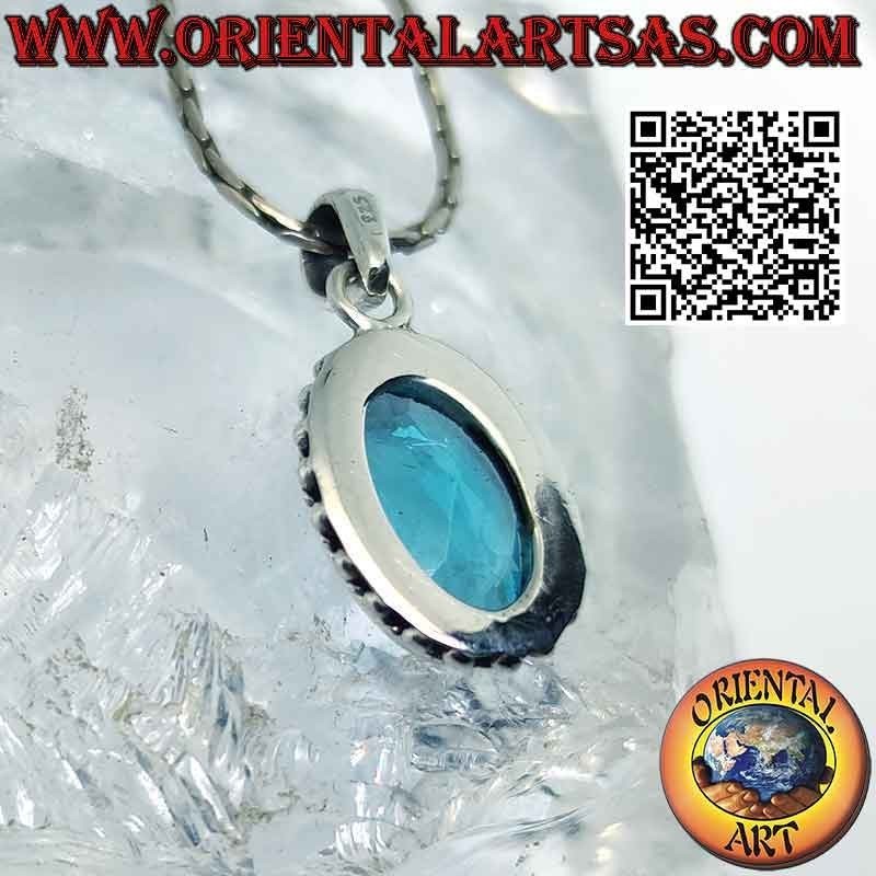 Colgante de plata con topacio azul oval facetado rodeado de bolitas