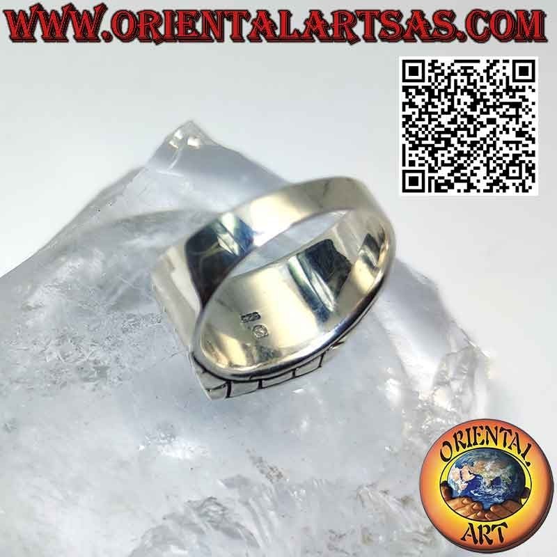 Anillo de plata con turquesa natural rectangular y cuadrados a los lados.