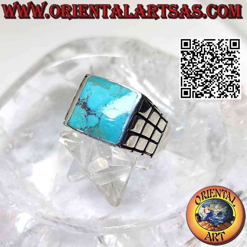 Anillo de plata con turquesa natural rectangular y cuadrados a los lados.