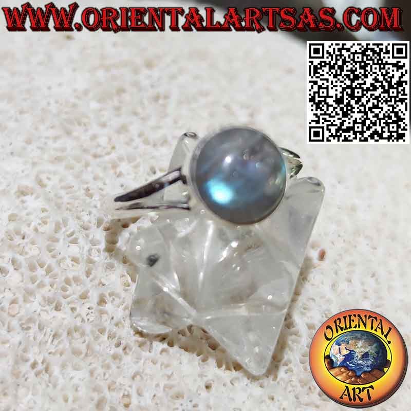 Anello in argento con labradorite tonda cabochon a bordo semplice e traforo triangolare sui lati