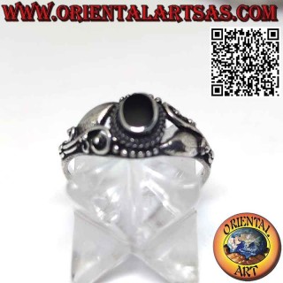 Bague en argent avec onyx ovale et décorée de fleurs lilas sur les côtés