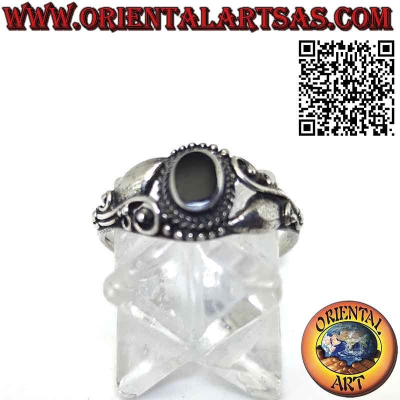 Silberring mit ovalem Onyx und an den Seiten mit lila Blüten verziert