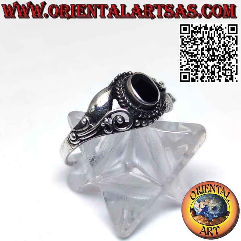 Anello in argento con onice ovale e decorato con fiori di lilla sui lati