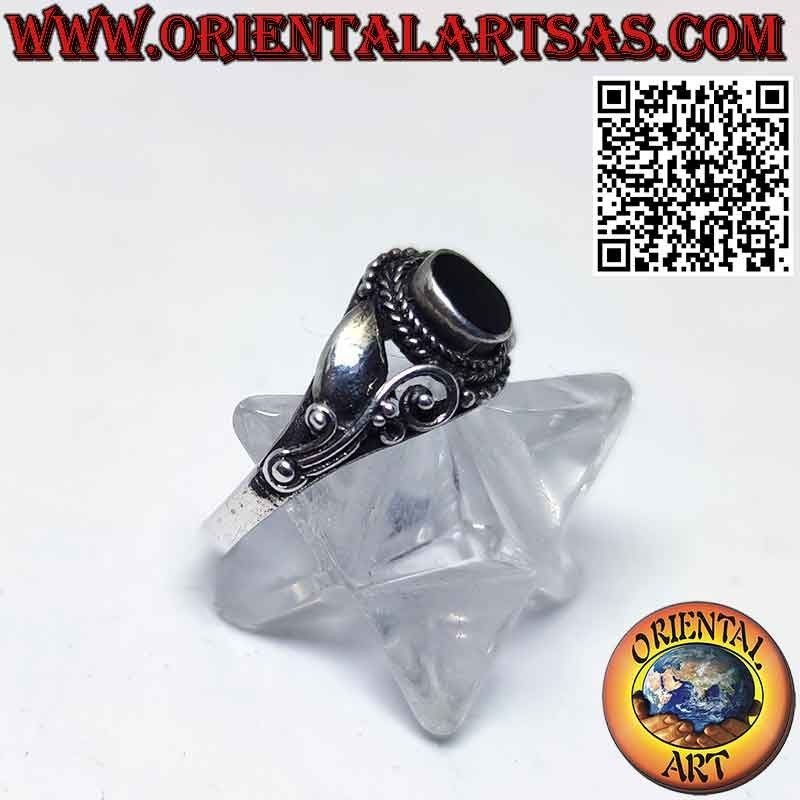 Anello in argento con onice ovale e decorato con fiori di lilla sui lati