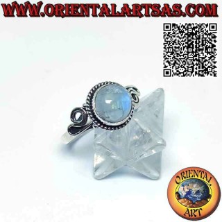 Anello in argento con pietra di luna tonda contornata da intreccio e spirale asimmetrica sui lati