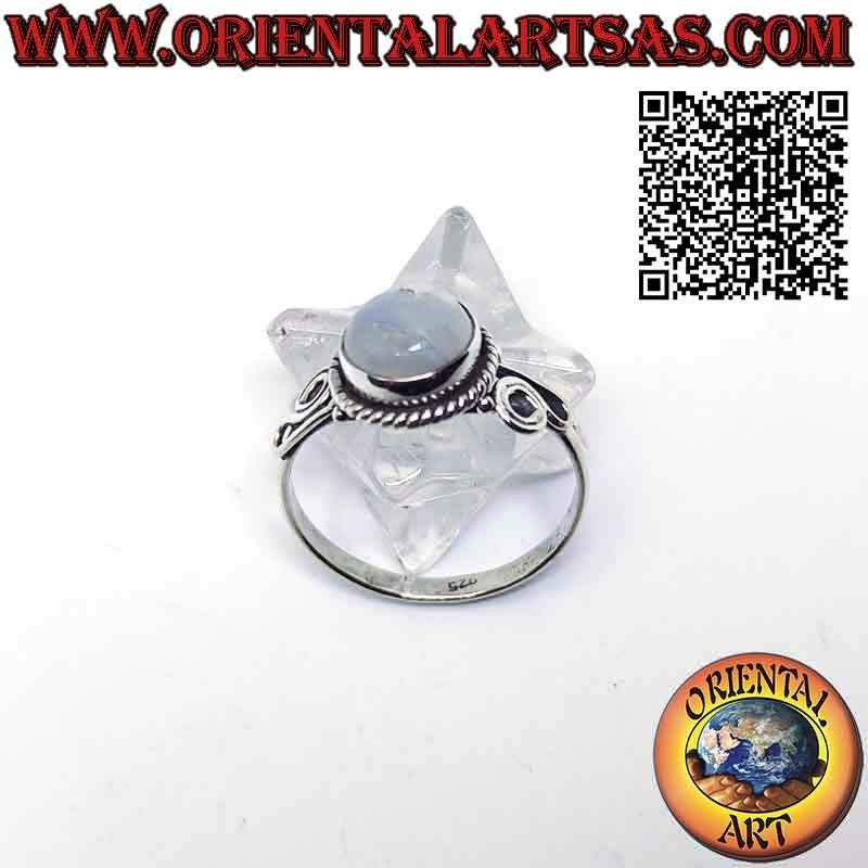Anillo de plata con piedra de luna redonda adornada y espiral en los lados
