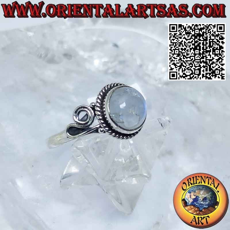 Anello in argento con pietra di luna tonda ornata e spirale sui lati