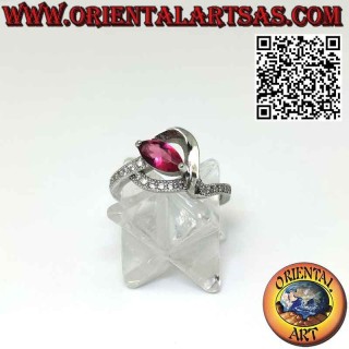 Anello in argento con rubino a navetta e zirconi, elegante  montatura