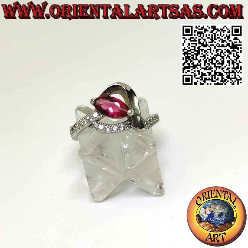 Anello in argento con rubino a navetta e zirconi, elegante  montatura