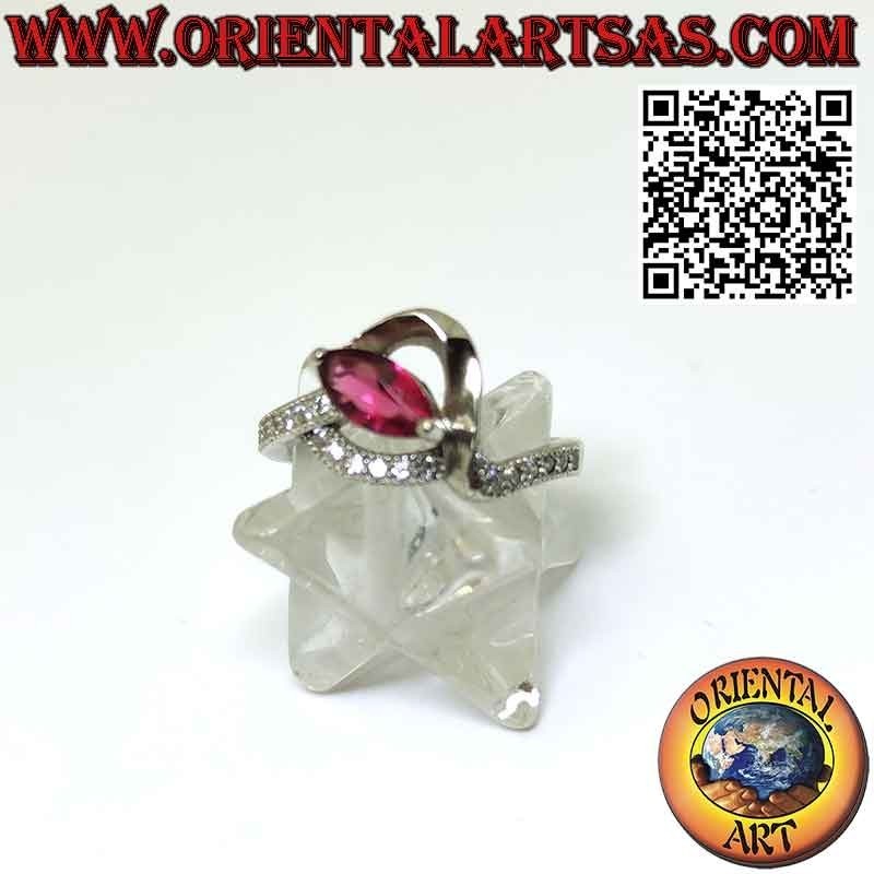 Anillo de plata con rubí lanzadera y circonitas, elegante engaste