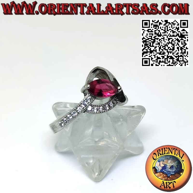 Anello in argento con rubino a navetta e zirconi, elegante  montatura
