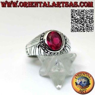 Anillo de plata con rubí sintético tachonado y rayado en los laterales