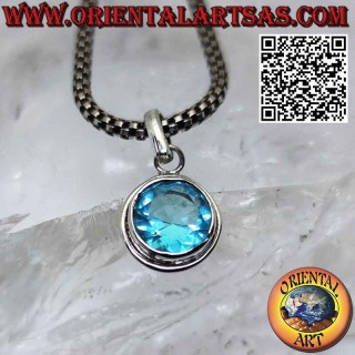Ciondolo in argento con topazio azzurro tondo sfaccettato a bordo semplice