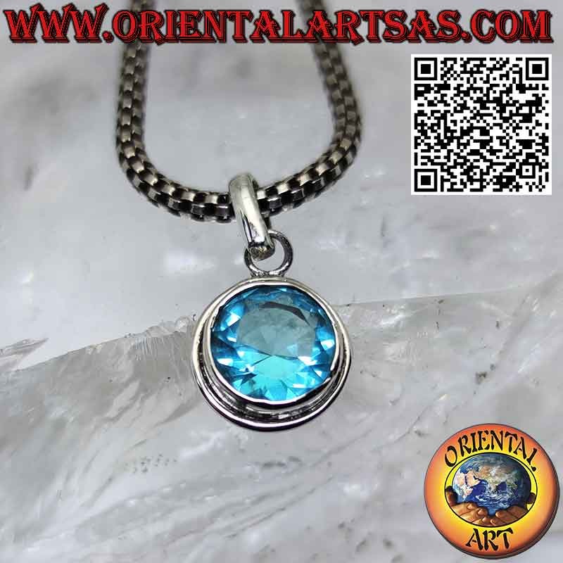 Ciondolo in argento con topazio azzurro tondo sfaccettato a bordo semplice