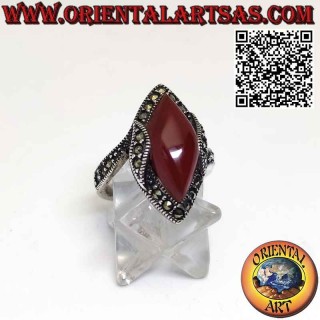 Anillo de plata con lanzadera de cornalina y marcasita en relieve en los laterales