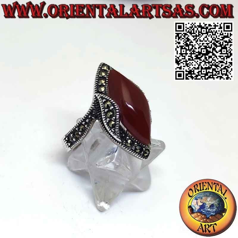 Bague en argent avec cornaline navette et marcassite en relief sur les côtés
