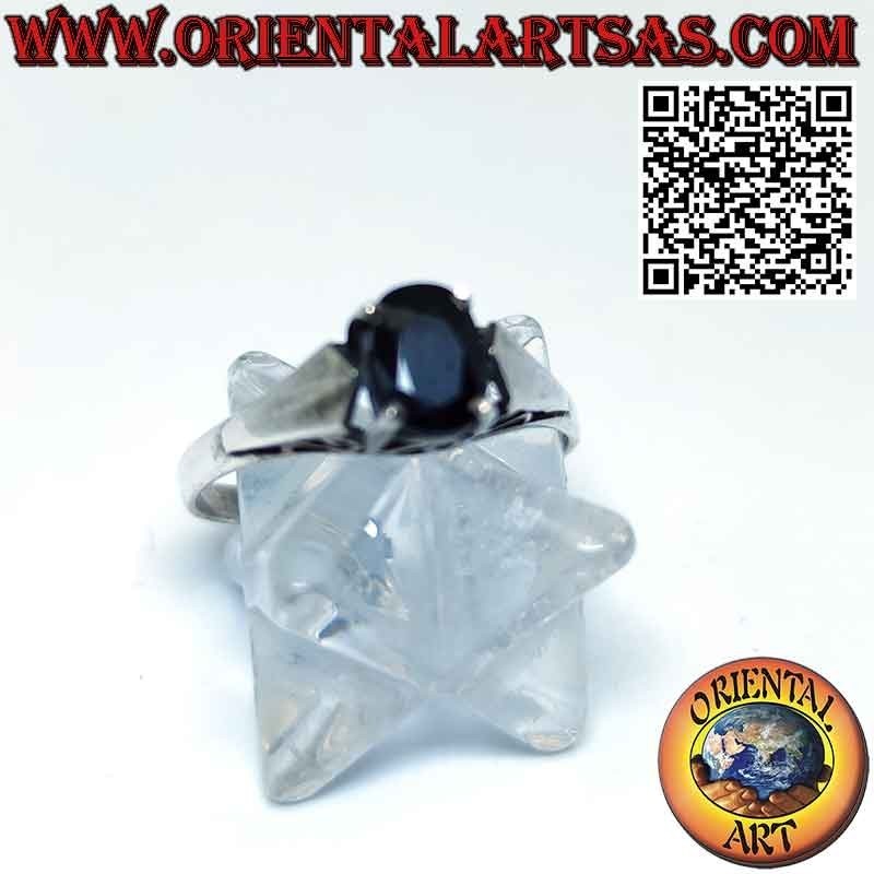 Anillo de plata con zafiro natural ovalado engastado en 4 puntas