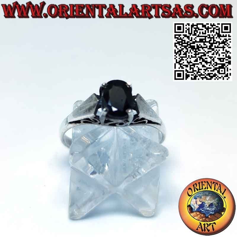 Bague en argent avec saphir naturel ovale serti sur 4 griffes