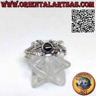Bague en argent avec onyx rond, décorations florales asymétriques