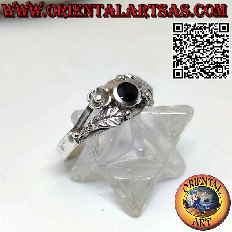 Silberring mit rundem Onyx, asymmetrischem Blumendekor