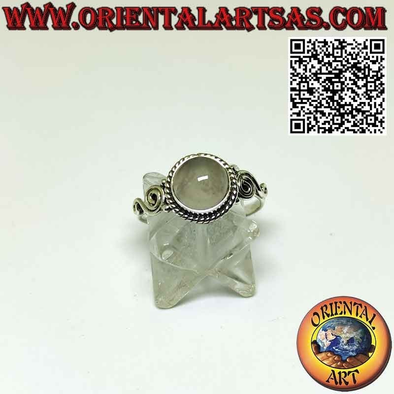 Anello in argento con quarzo rosa tonda ornata da treccia e spirale sui lati