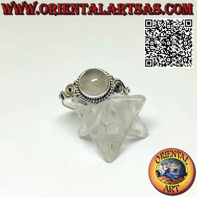 Bague en argent avec quartz rose rond orné d'un galon et d'une spirale sur les côtés