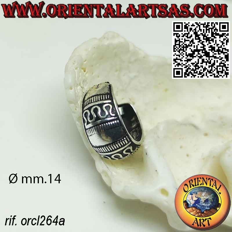 Orecchini in argento a cerchio largo cesellato, motivo onde da 14 mm.