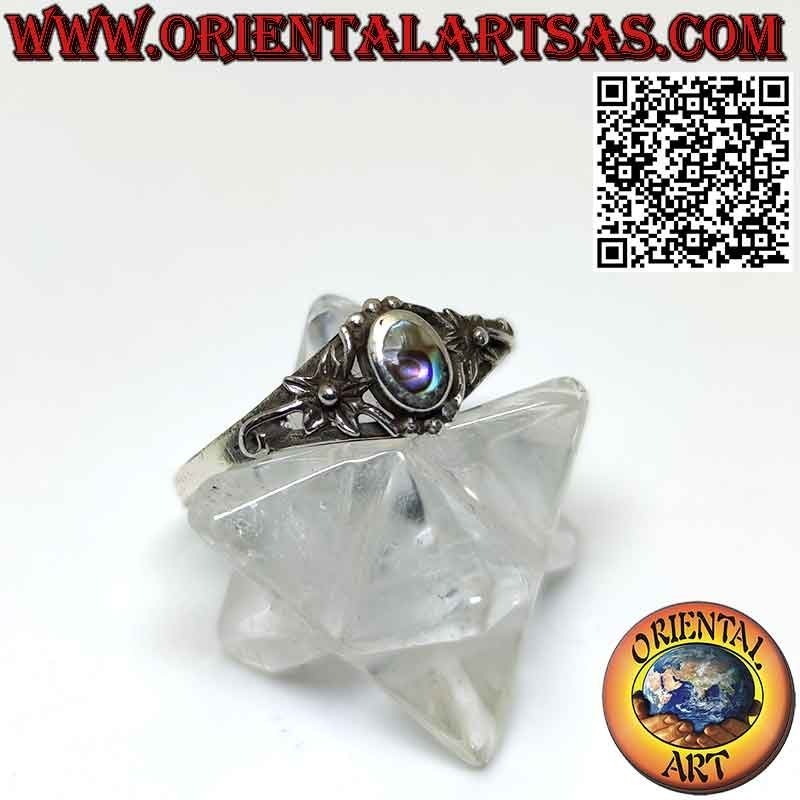 Anillo de plata con abulón de concha de paua ovalada y flor en los costados
