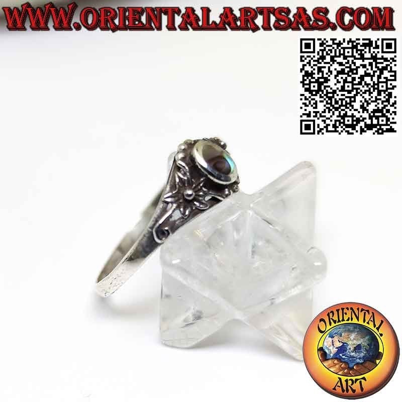 Anillo de plata con abulón de concha de paua ovalada y flor en los costados